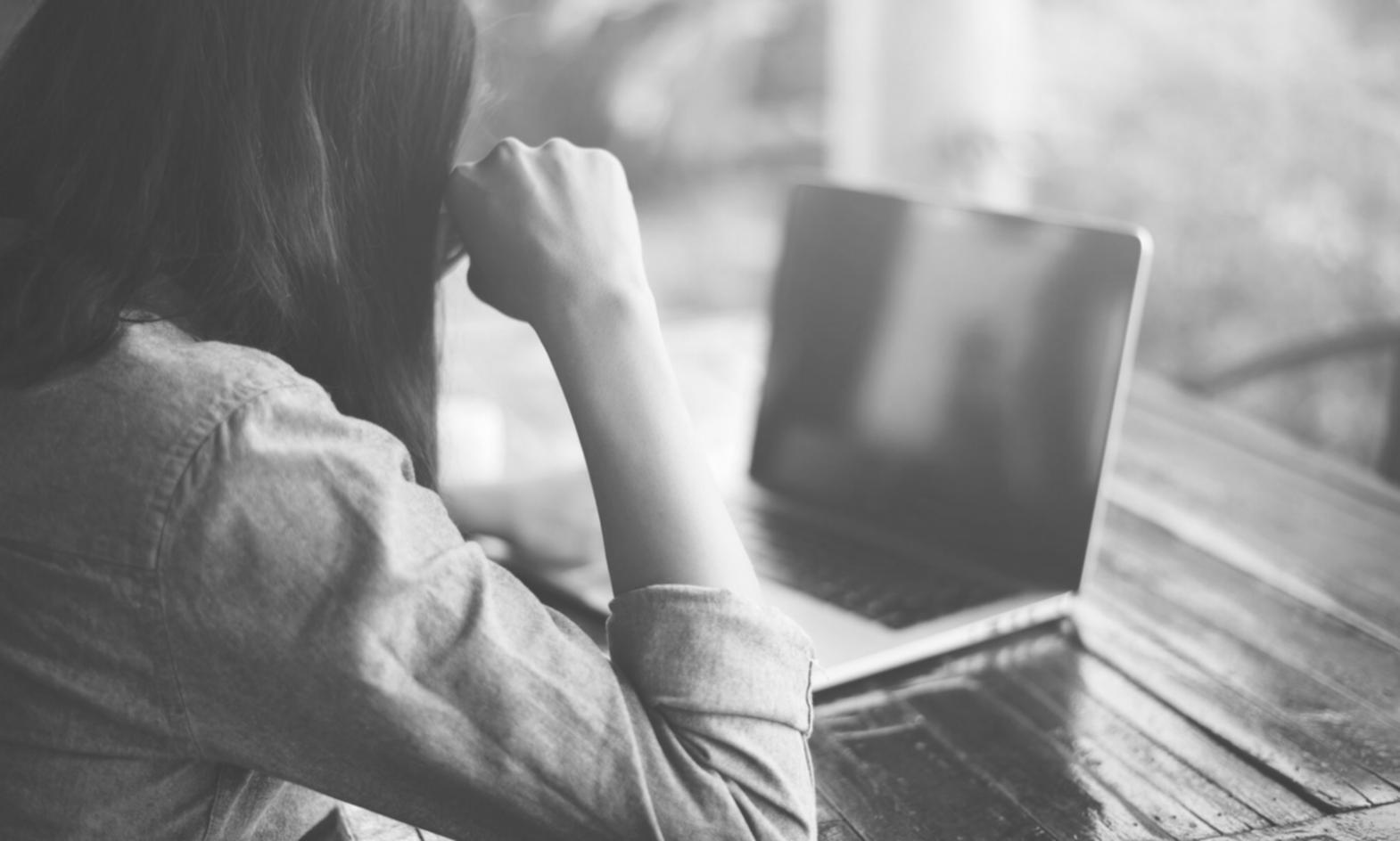 Moderne Serverraum-Infrastruktur mit virtuellen Maschinen und Container-Technologie